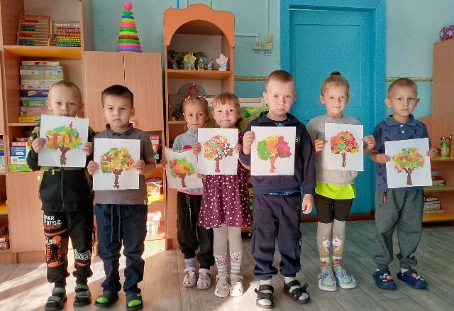 Занятие по аппликации «Осеннее дерево» в разновозрастной группе