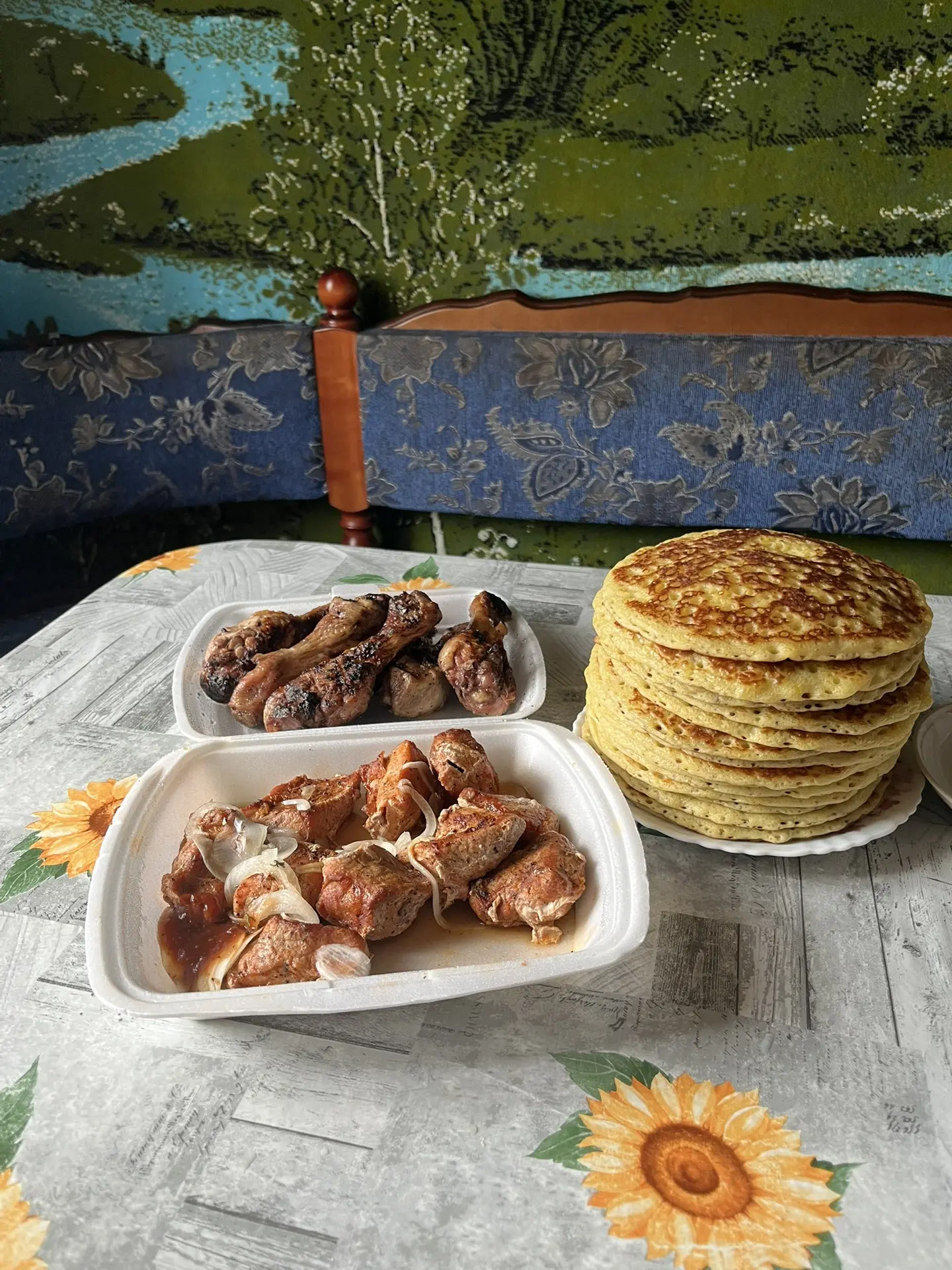 Взяли шашлычков, а мама нас встретила вкусными блинчиками 🥰