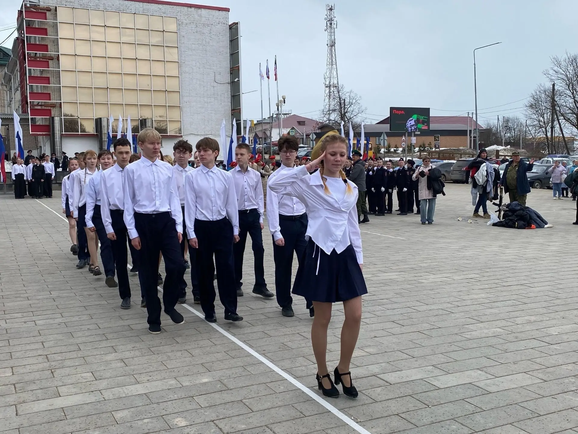 🇷🇺 Равнение на Героев! 3 апреля на центральной площади прошёл муниципальный смотр‑конкурс по строево