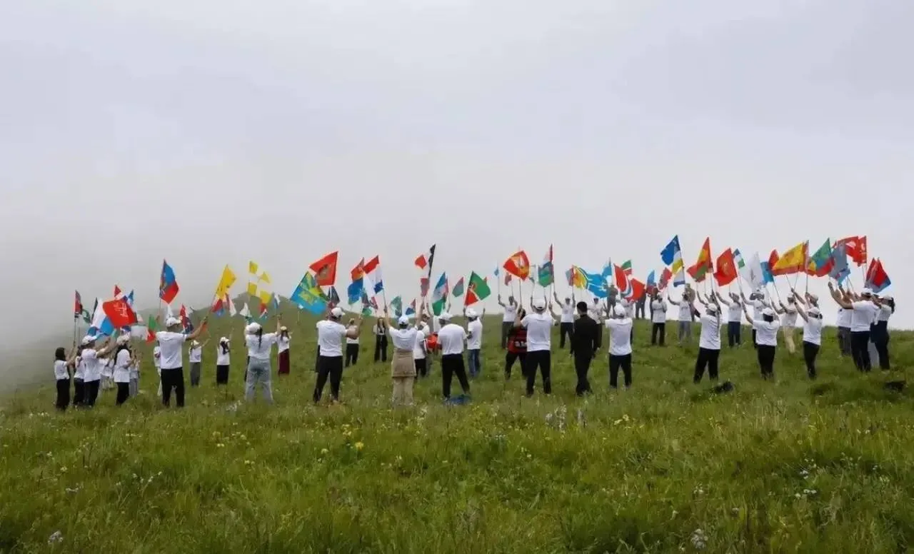 Флаг Липецкой области подняли на вершине Кавказа

Депутаты парламентов Северной Осетии, Чечни и Каба