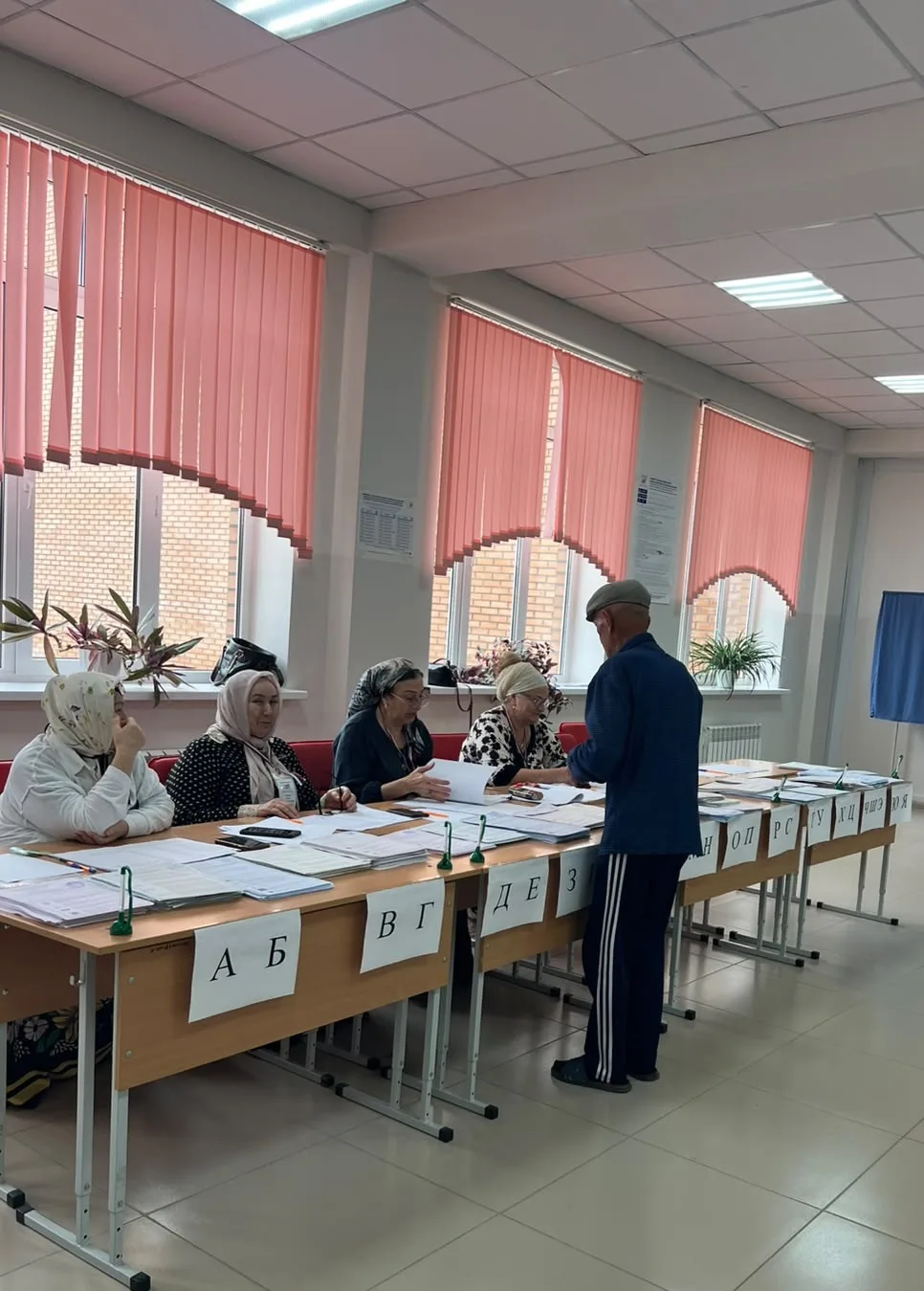 Представитель старшего поколения ответственно подходит к вопросу о голосовании!