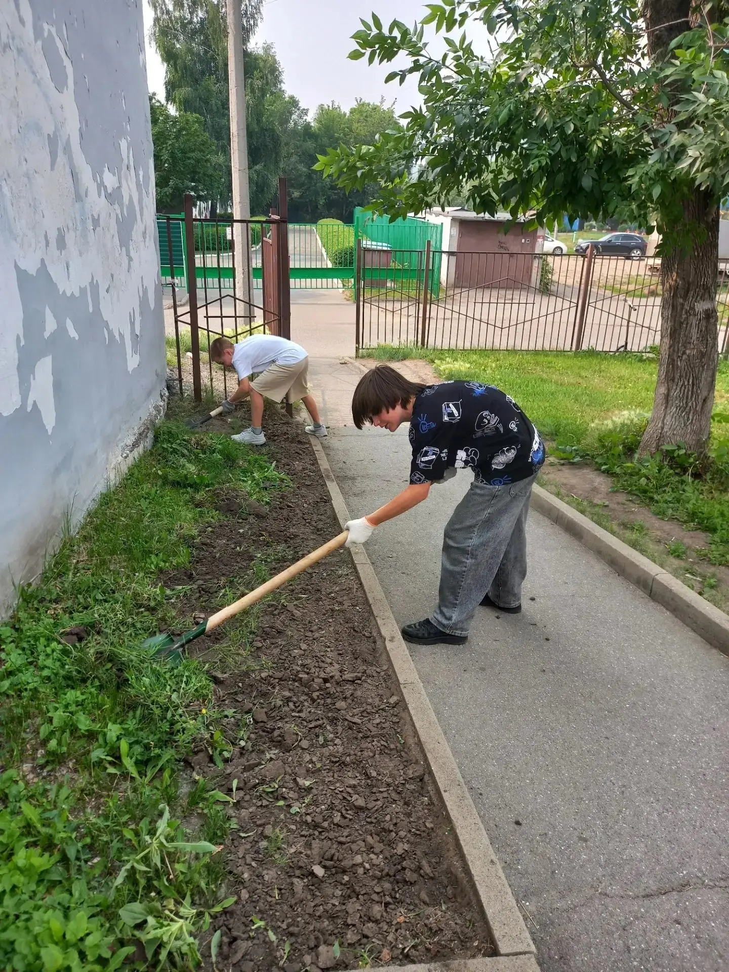 Школьная практика на пришкольном участке

Учащиеся школы №114 проходят летнюю трудовую практику на п
