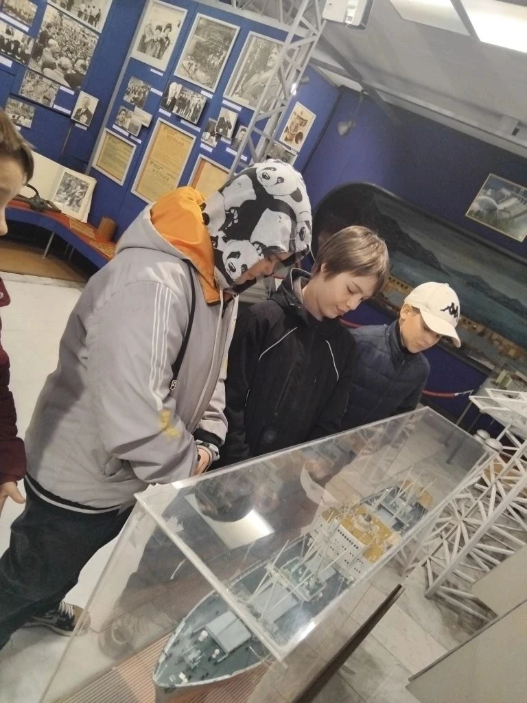 Завершение учебного года с экскурсией: ученики 5 «В» и 6 «Е» познакомились с историей Красноярской Г