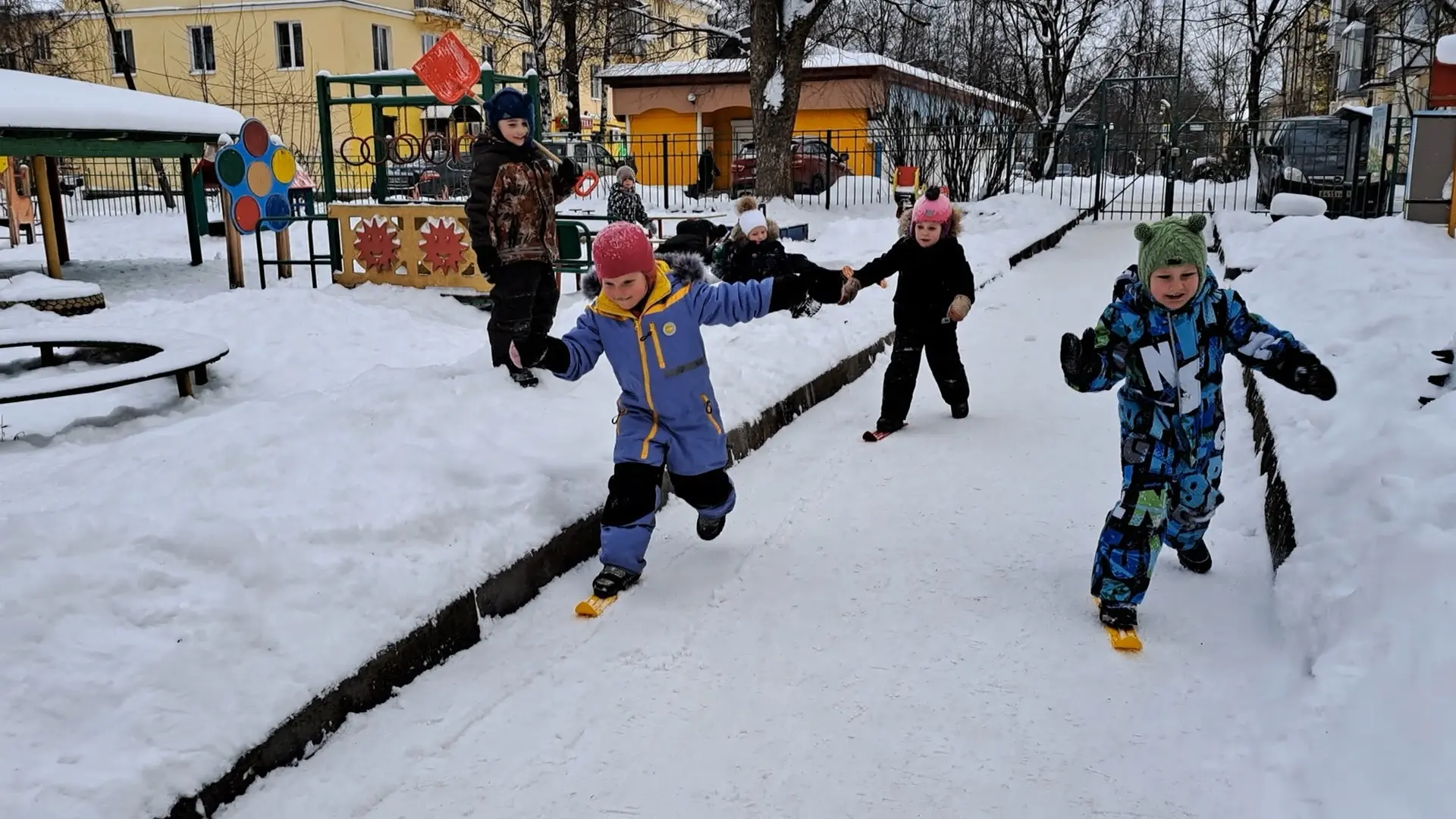 Сегодня на прогулке ребята группы"Олененок" устроили  спортивные соревнования. Дети надели лыжи и по