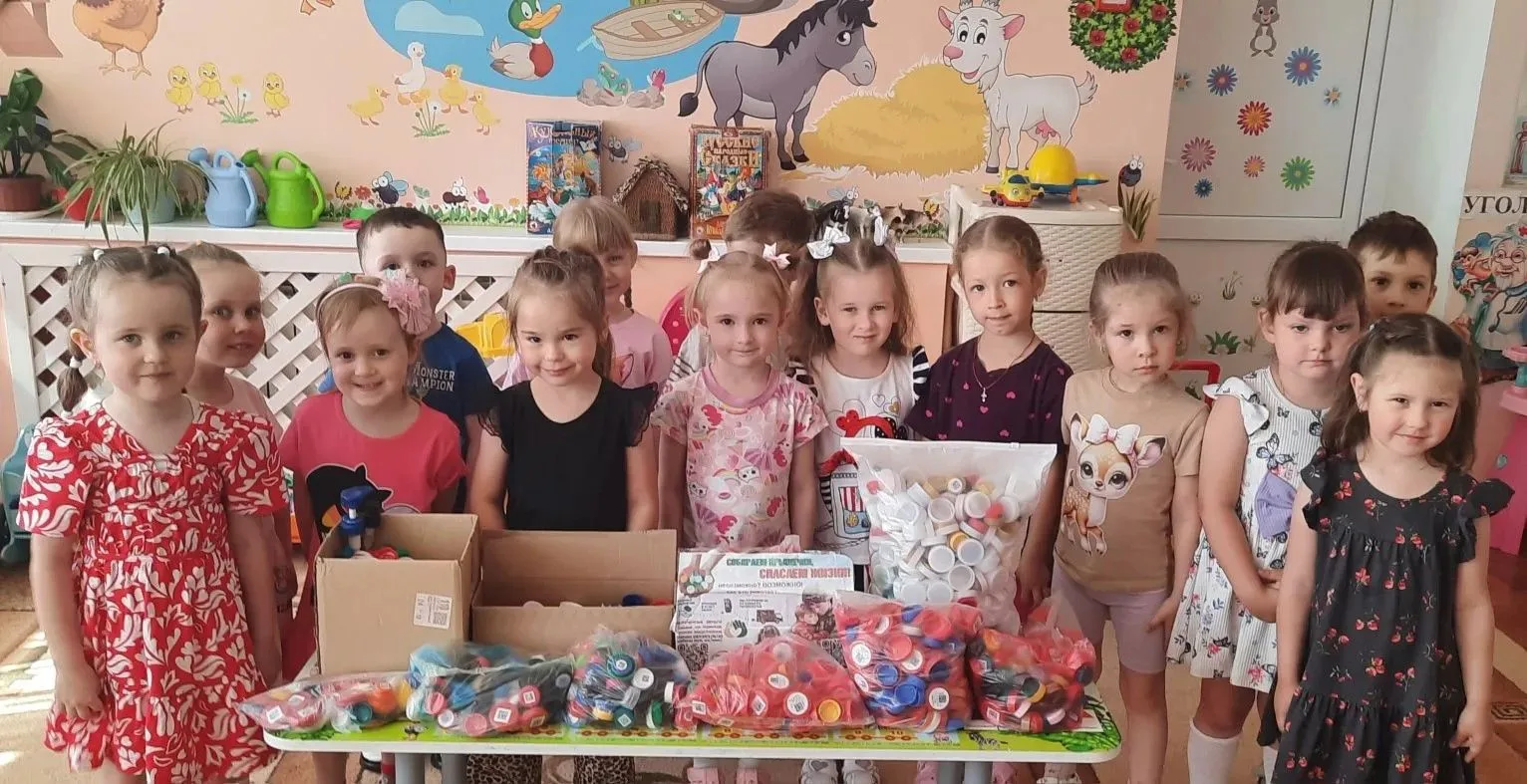 В течение месяца  воспитанники группы "Капельки" и родители нашего детского сада активно собирали пл