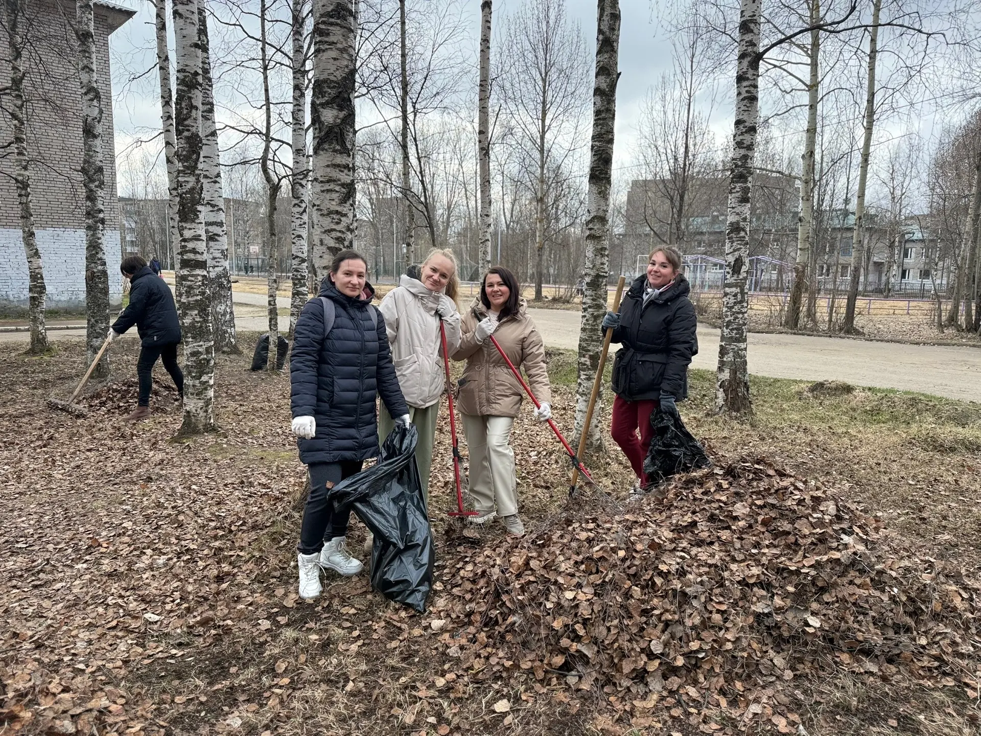 🌿 ВЕСНА — ВРЕМЯ НАВОДИТЬ ПОРЯДОК!  Педагоги нашей школы дали старт традиционным весенним субботникам