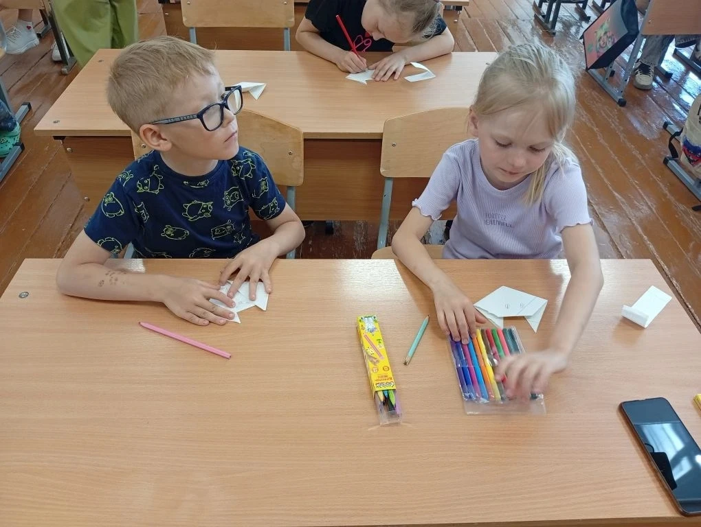 День в лагере: зарядка, творчество и народные игры
Утро в лагере началось с бодрящей зарядки и вкусн