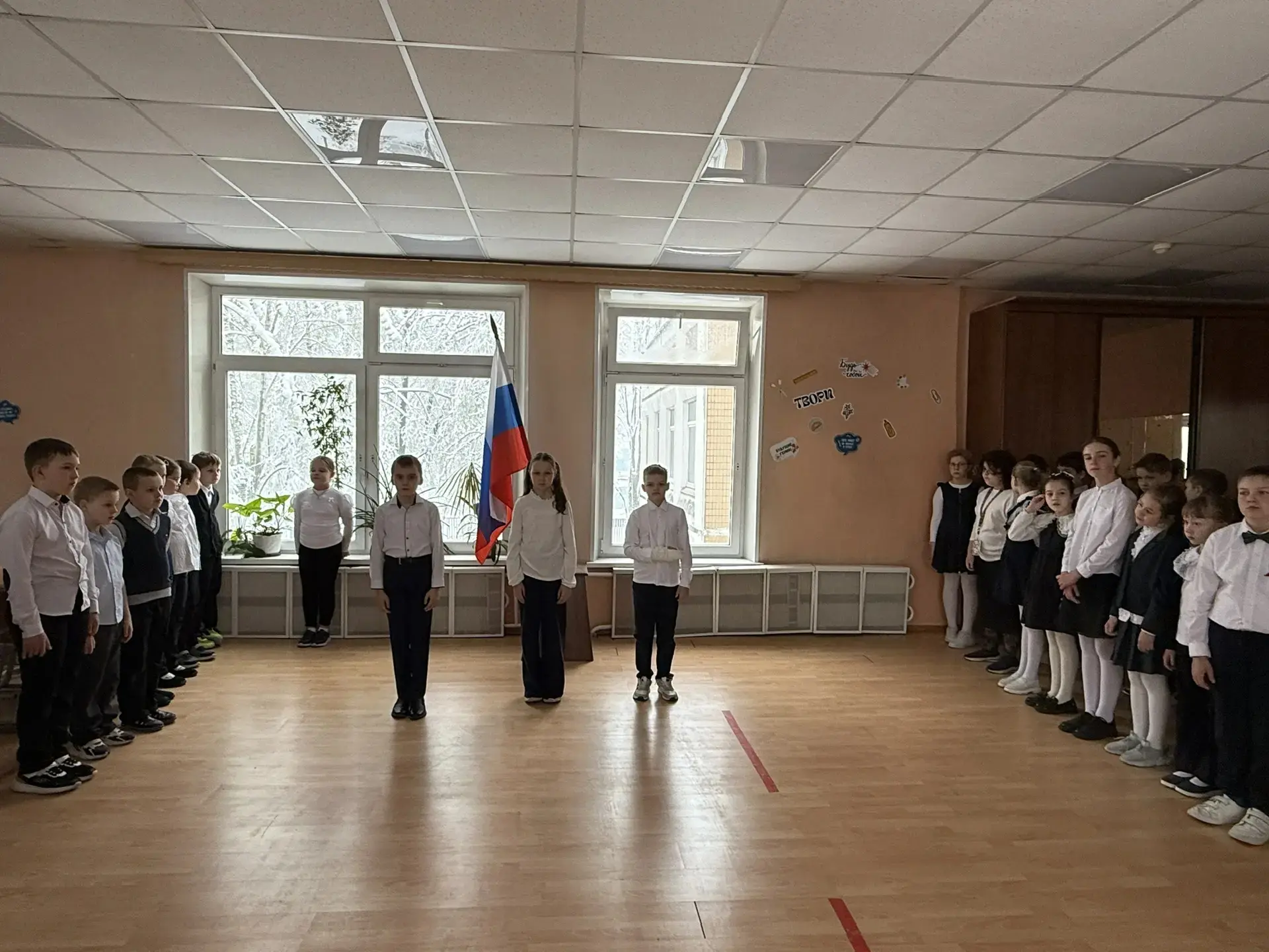 ПОДЪЕМ ФЛАГА   🇷🇺 Дан старт новой неделе! Традиция, с которой начинается каждая новая учебная неделя