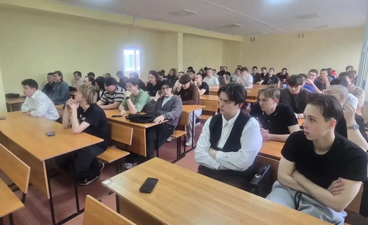 Встреча с ветеранами СВО  Будущий учитель обязательно должен знать все о ходе СВО и знать о новом, ф
