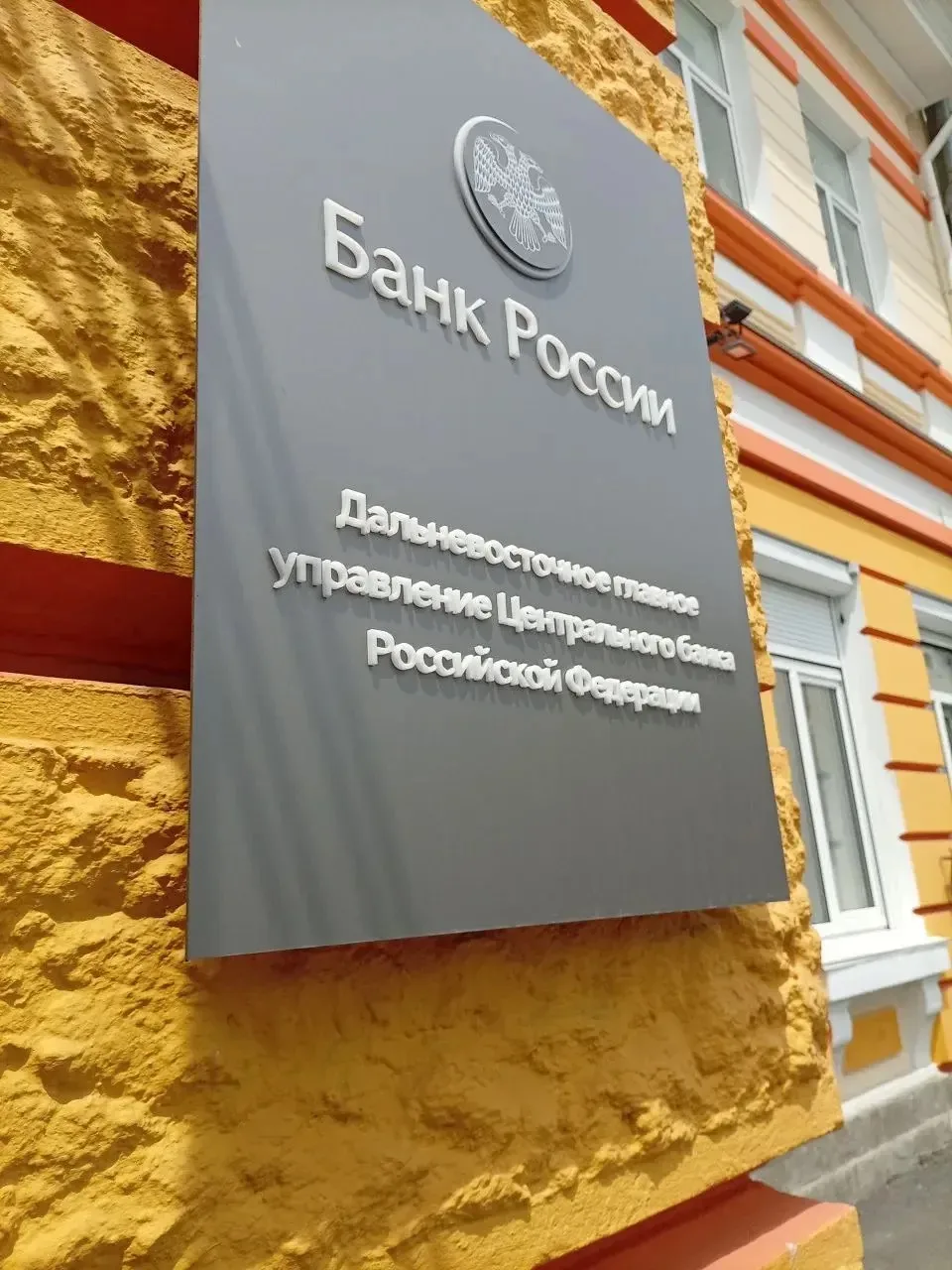 Тайны денег: путешествие во времени.  Сегодня ученики 2 «А», ведомые строгим взглядом учителя Солоди