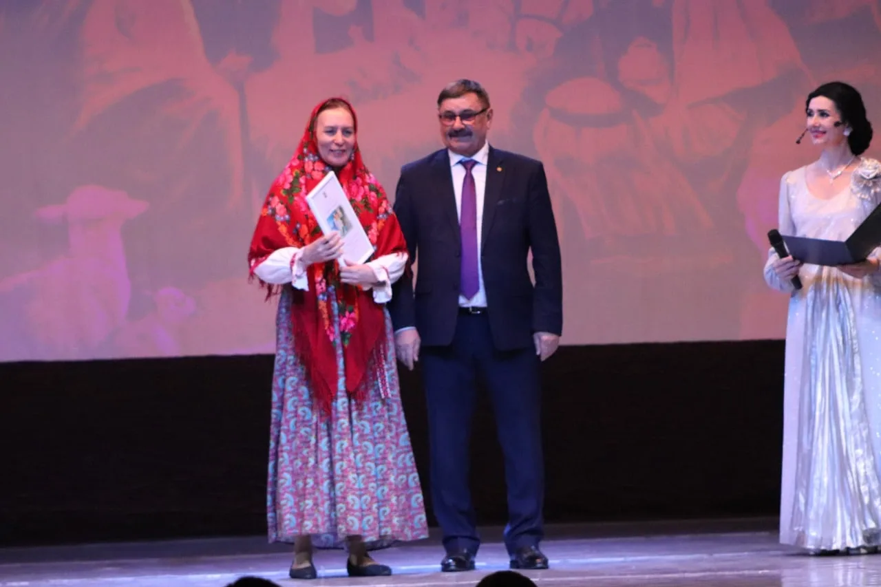 🏛️ 11 января в Доме культуры "Колос" прошла Рождественская елка губернатора.🎄

260 ребятишек из вс
