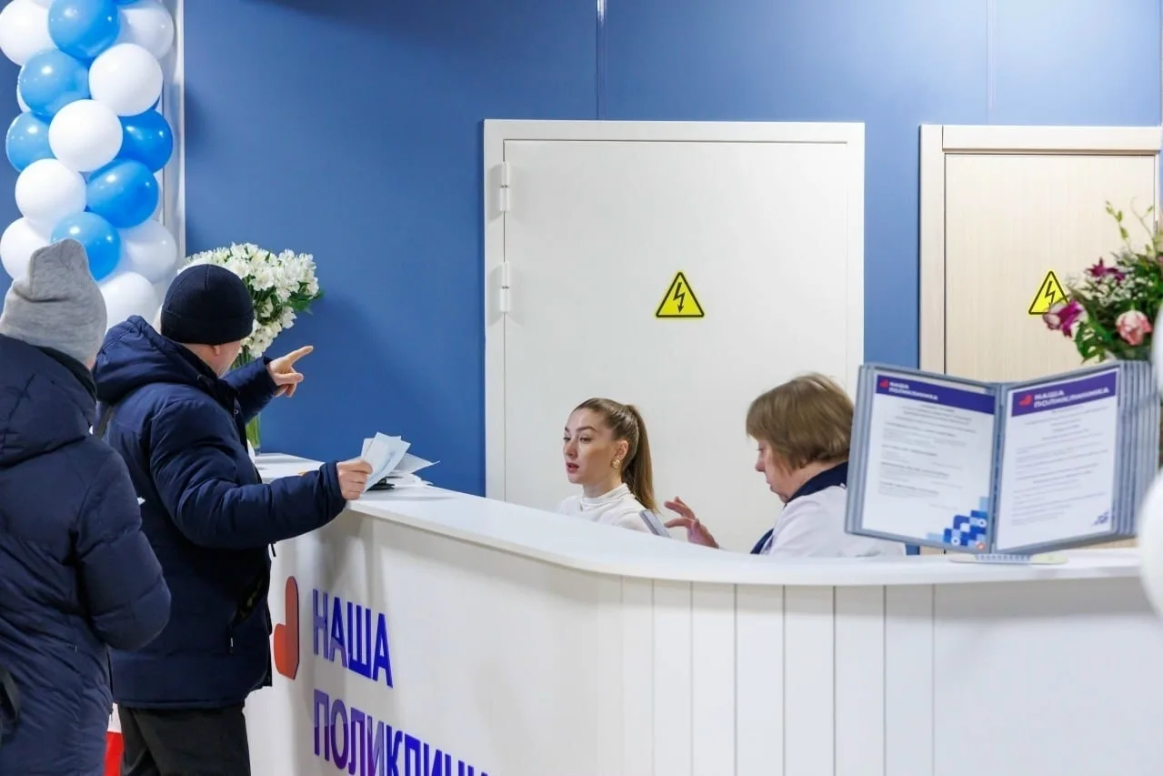 Уважаемые пациенты!   🏥 В праздничные дни взрослые поликлиники работают по особому графику.  Неотлож