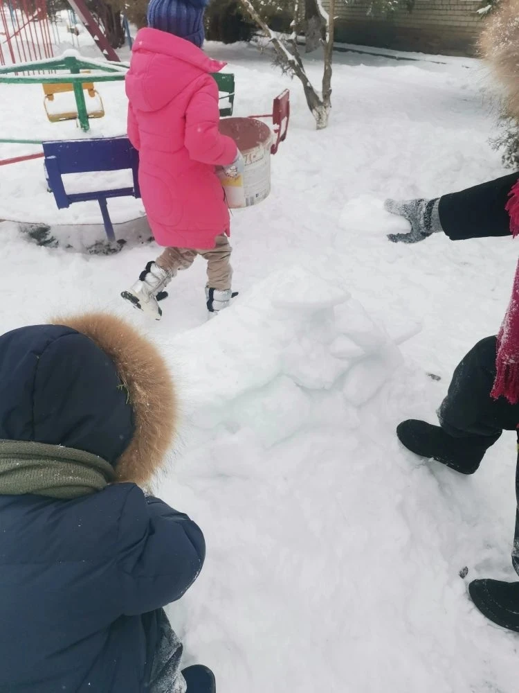 Зимняя прогулка в старшей группе "Подсолнушки".