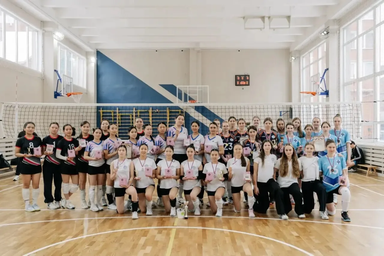 🏐 Гордость школы: наши девушки — бронзовые призёры Всероссийских соревнований "Серебряный мяч"!  На 