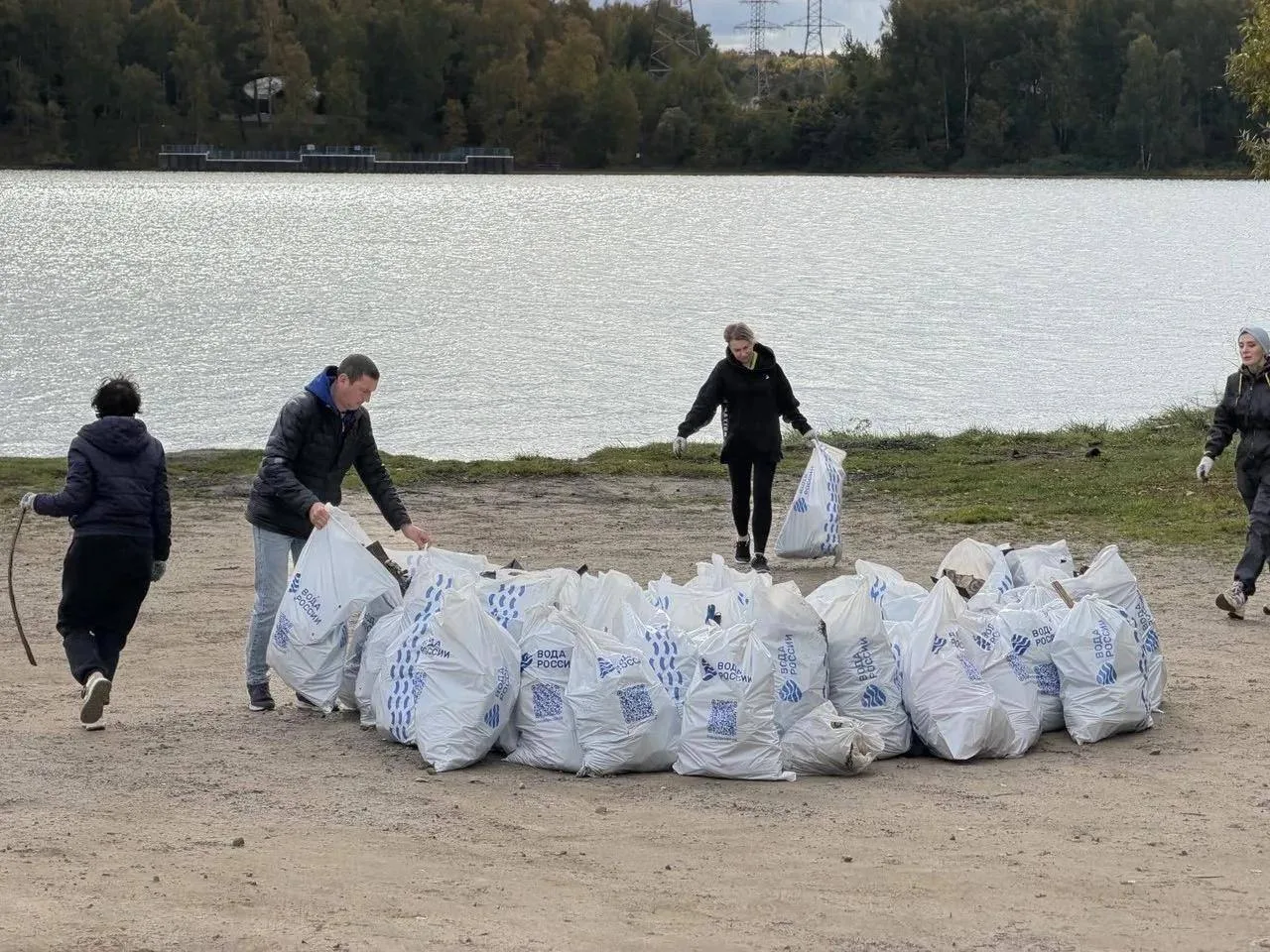 В Мытищах очистили береговую линию от мусора