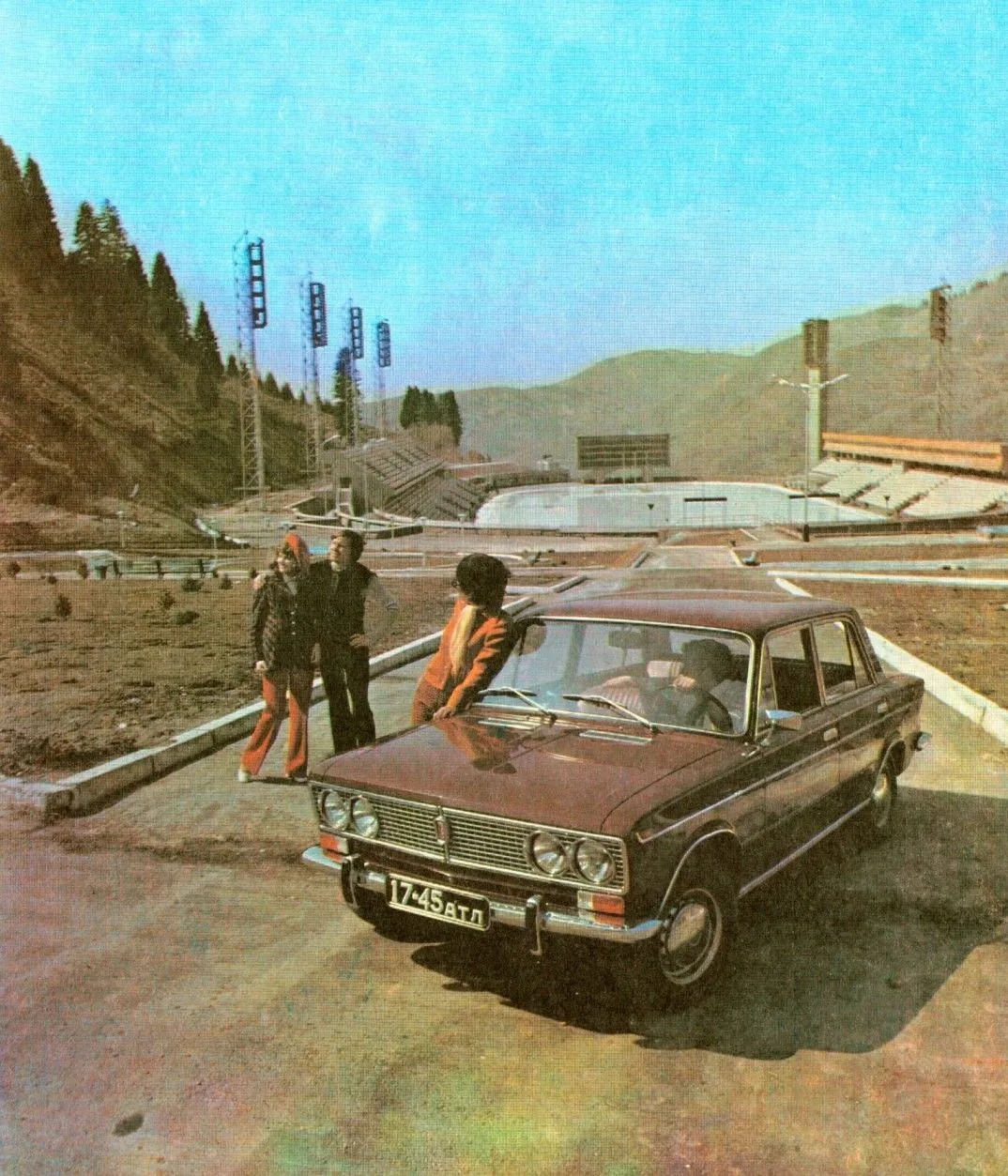 Автомобиль "Жигули" на фоне ледового комплекса "Медео", 1974 год

☭ Мы из СССР☭