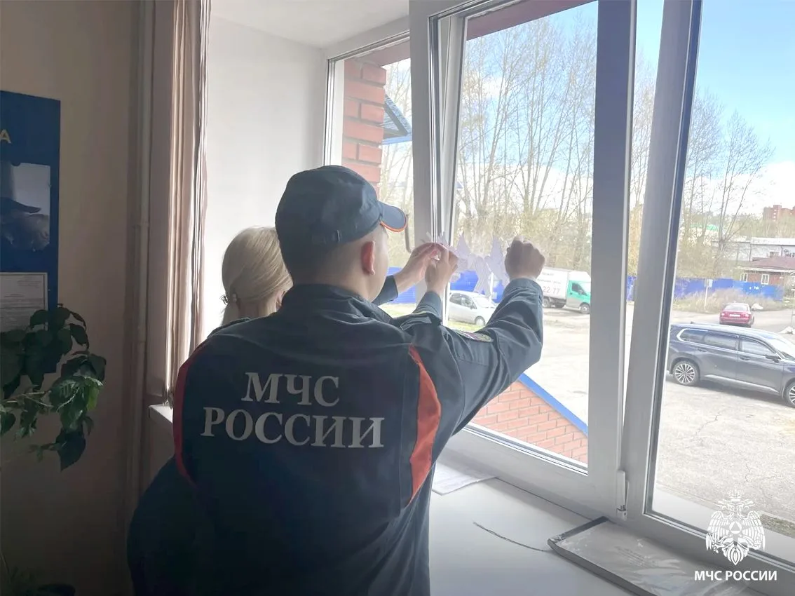 Томские спасатели украсили окна в знак памяти о Великой Победе   Сотрудники Главного управления МЧС 
