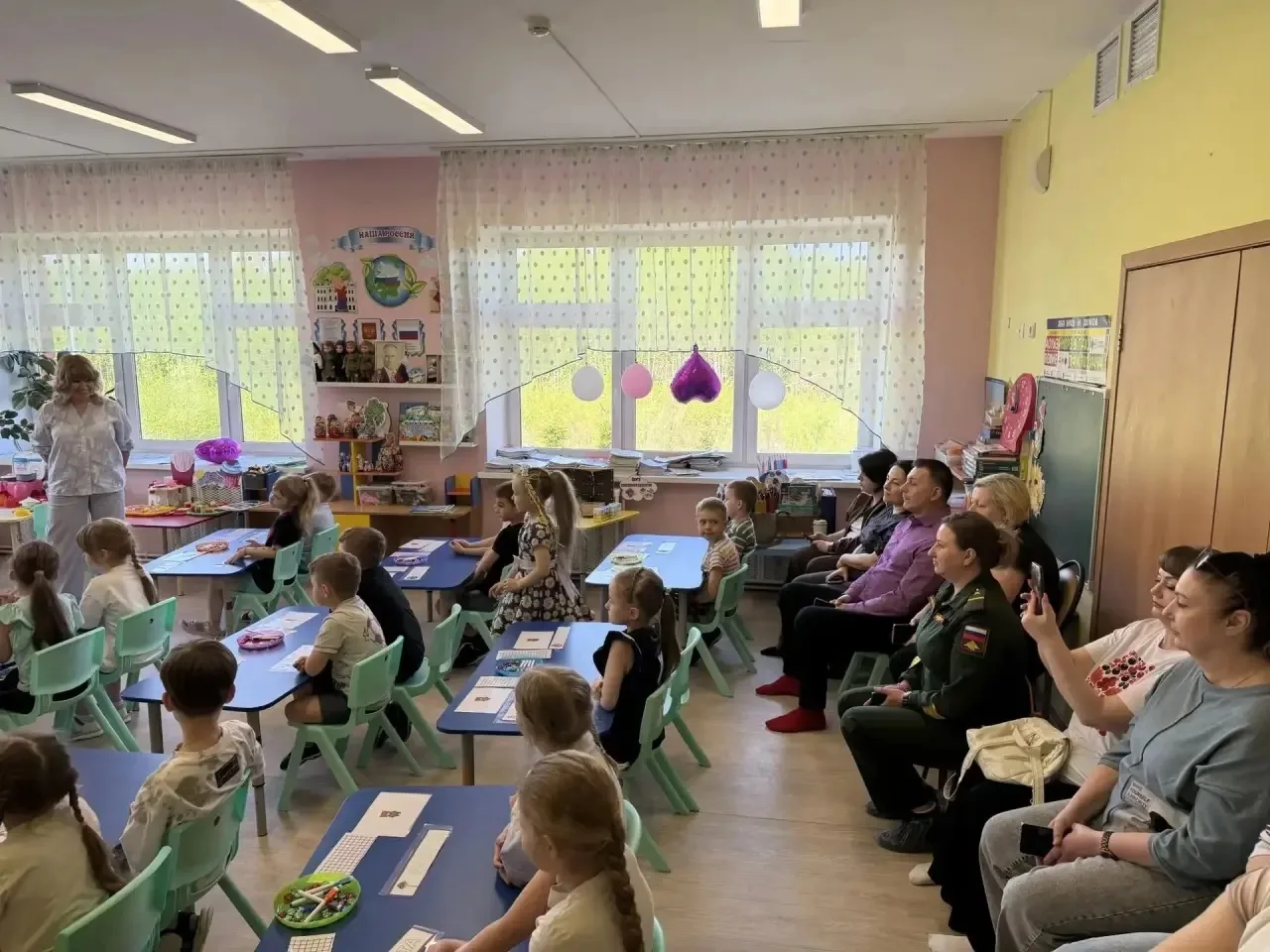 В группе "Знайки" прошло итоговое занятие. В гости к ребятам заглянула Баба Яга, она спрятала волшеб