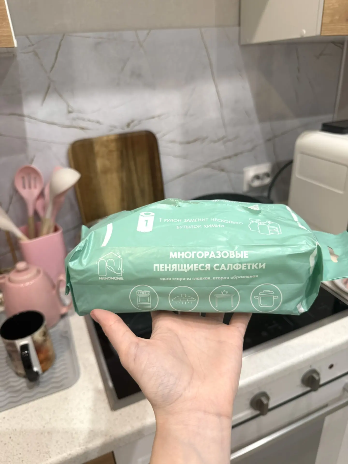 И сегодня разбирала шкафы на кухне - нашла забытую пачку салфеток.  Они уже пропитаны средством ,нуж
