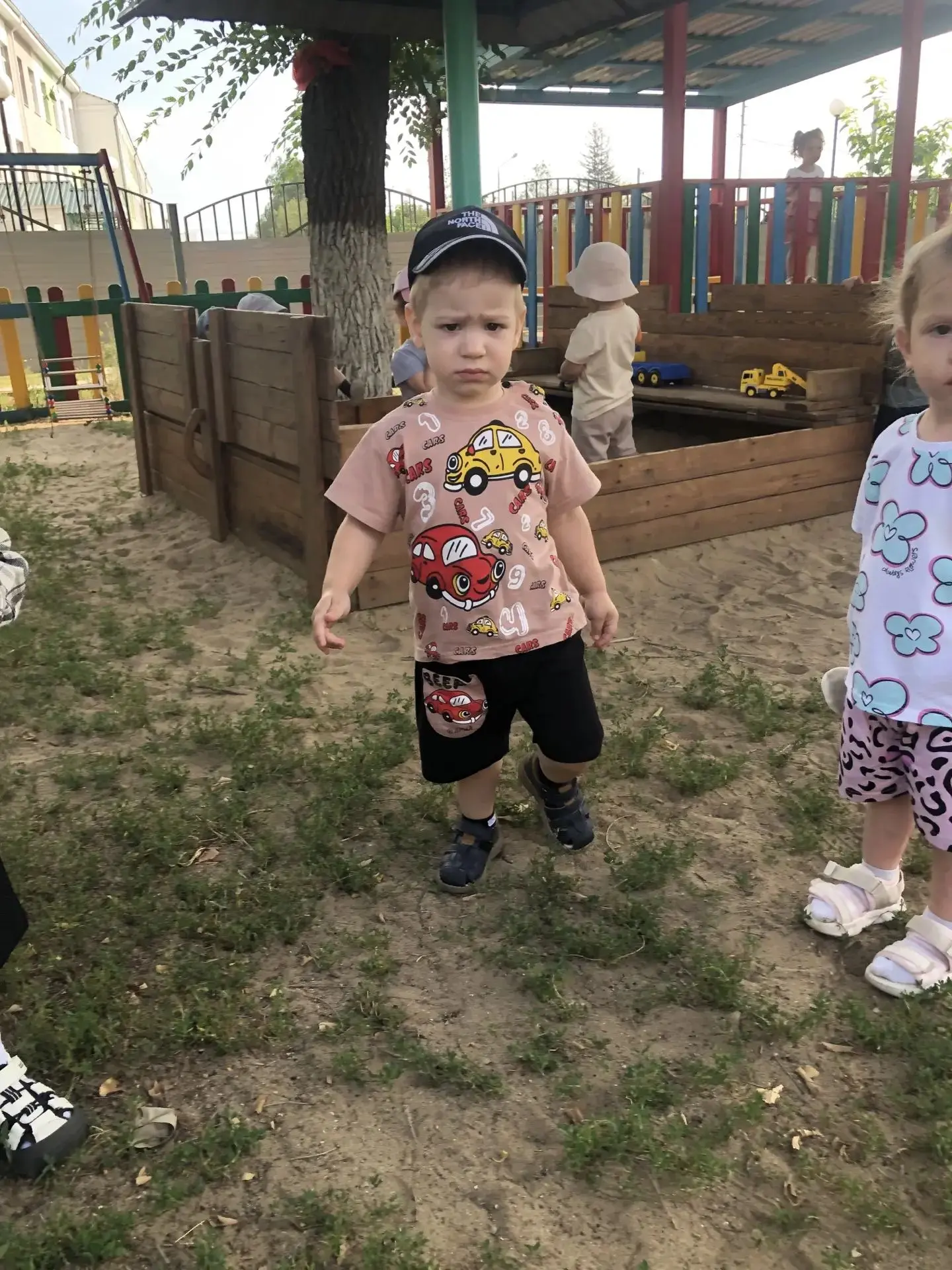 1 младшая группа отправилась на прогулку. Для малышей это настоящее открытие: палочка с...