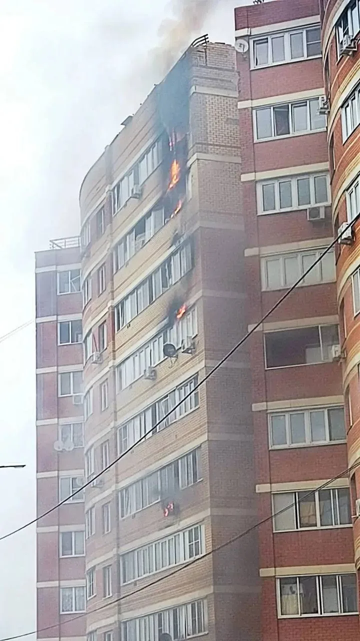 ❗️ БПЛА попал в многоквартирный дом в Кубинке — загорелись восьмой и девятый этажи и ба...