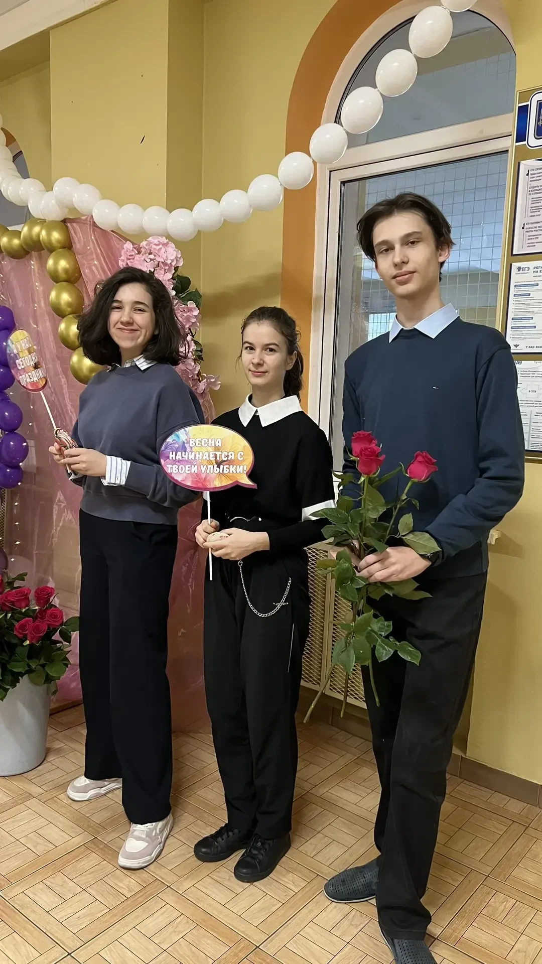 Весна в школе 🌷  Сегодня с самого утра наша школа окунулась в необычайно эмоциональную атмосферу нас