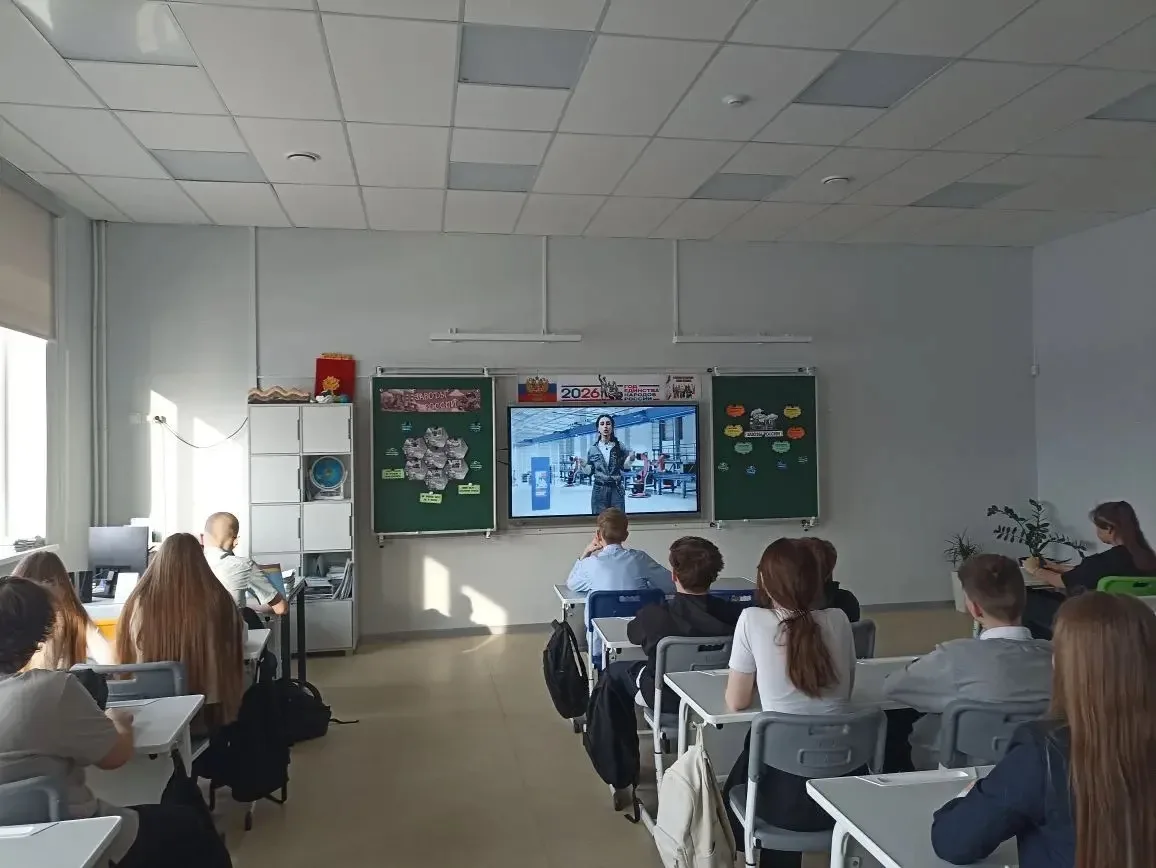 🌷📚Начинаем новую неделю с поднятия государственного флага России🇷🇺, исполнения государственного гимн