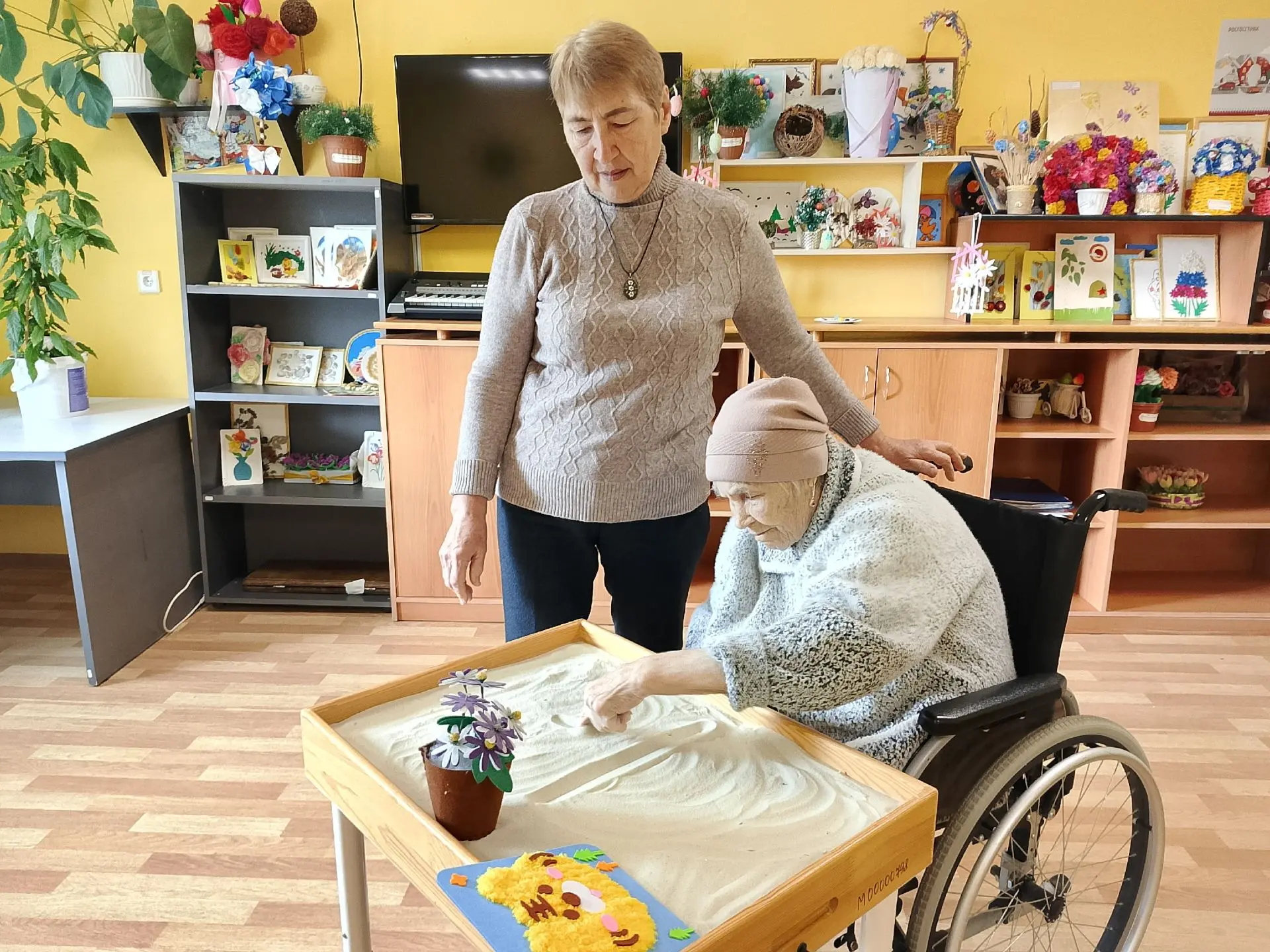 ⏳Сегодня психолог Шумина З. С провела занятие с маломобильными проживающими в сенсорной...