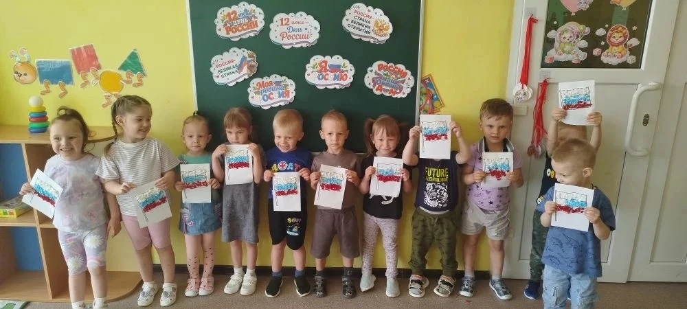 С чего начинается Родина? С флага, добрых бесед и маленьких сердец 🤍💙❤ 
 
В преддверии Дня России 