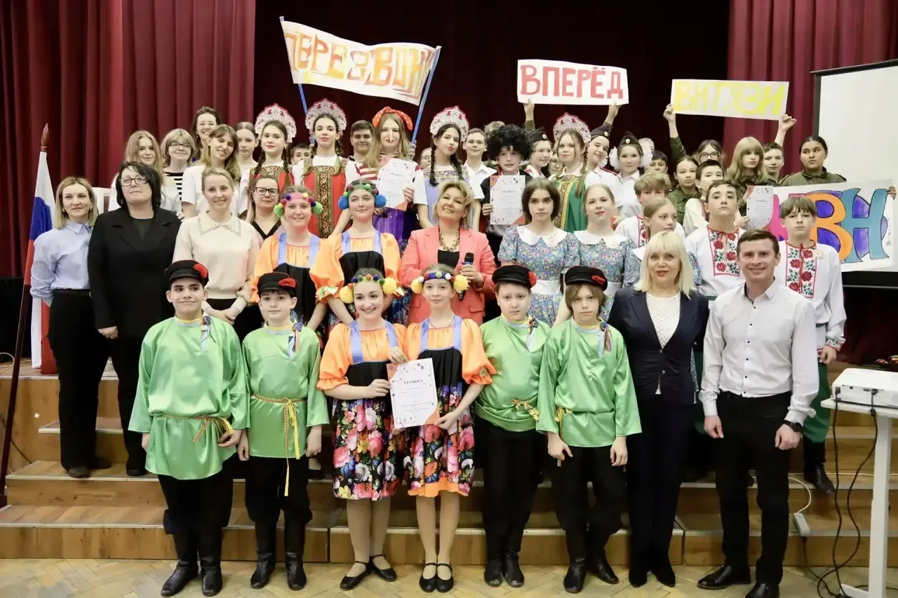 ВЕСЕННИЙ КВН «В РУССКОМ СТИЛЕ»  🤩 Сегодня наш Образовательный квартал снова наполнился смехом, музык