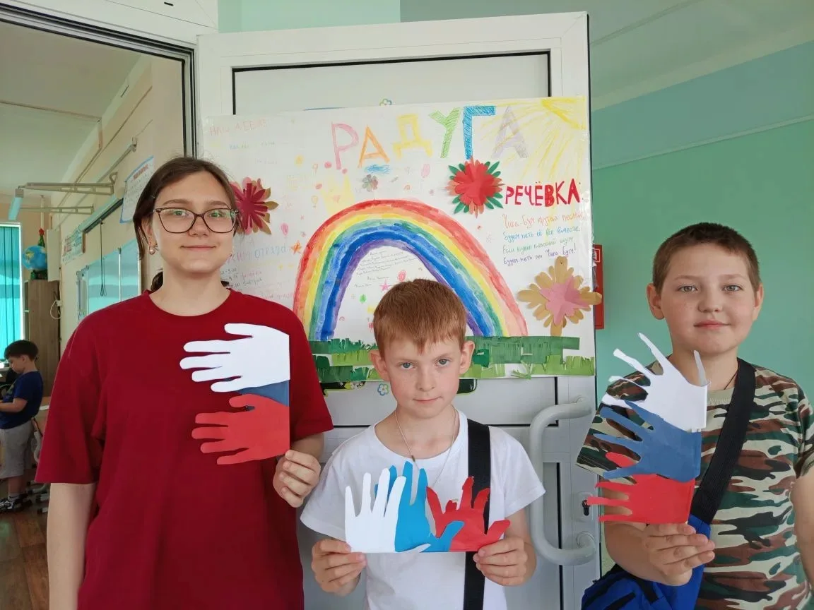 Сегодня, 11 июня,  в преддверии праздника «Дня России» в пришкольном лагере день начался с поднятия 