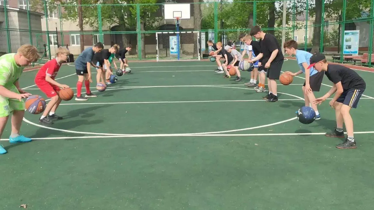 На уличной спортивной универсальной площадке в парке «Железнодорожный» прошли первые тр...