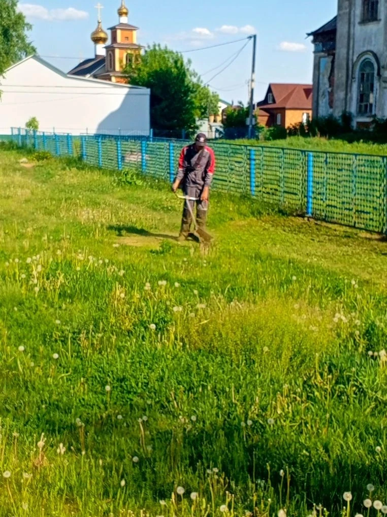 Обкос территории детского сада  и на закреплённых участках.