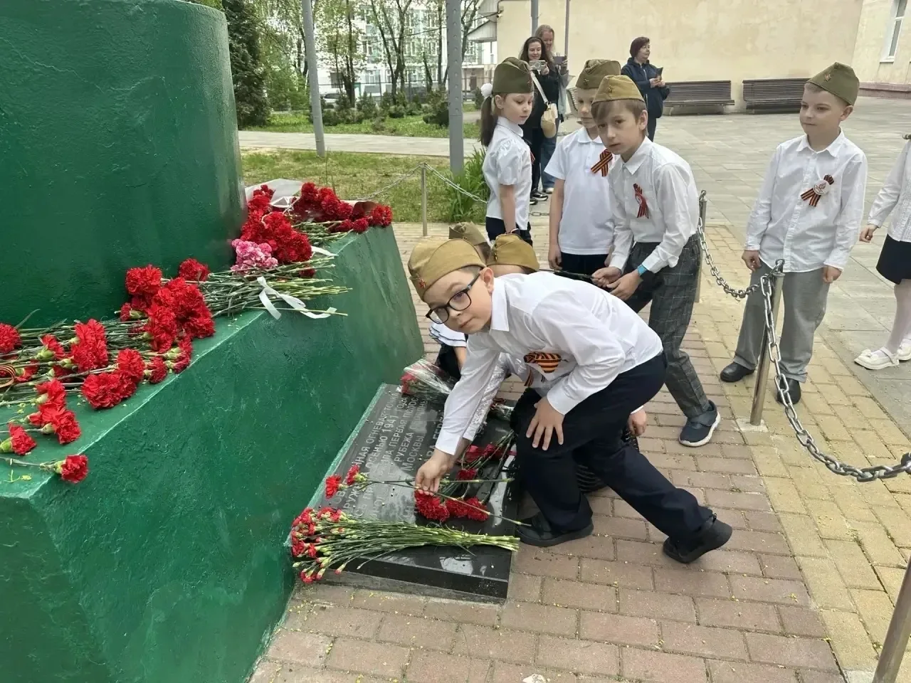 🕯️ 9 мая. День, который помнит каждое сердце.  📍Новаторов, 34к1  💫 8 мая в нашем корпусе прошли торж