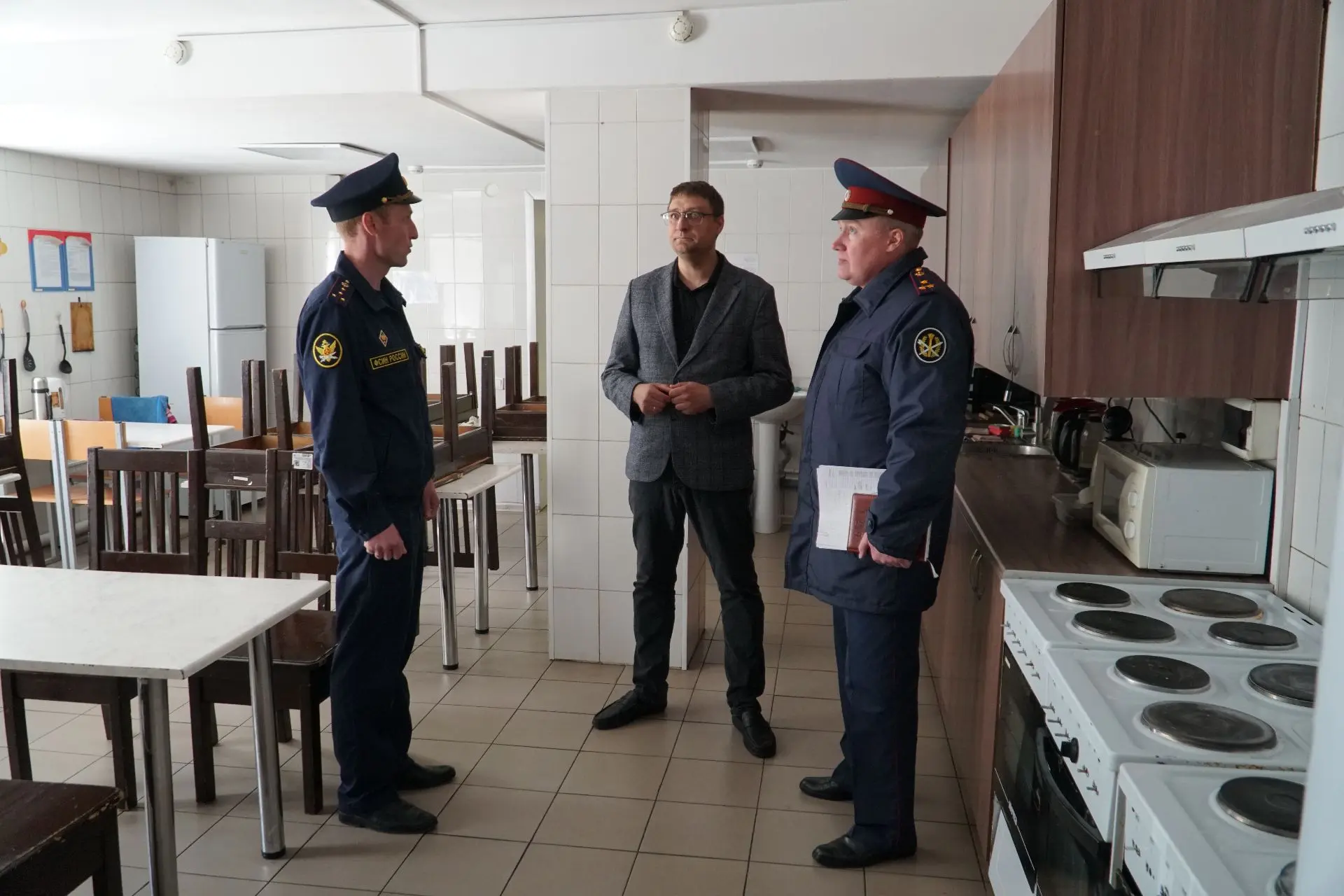 Уполномоченный по правам человека в регионе посетил учреждения УФСИН России по Алтайско...