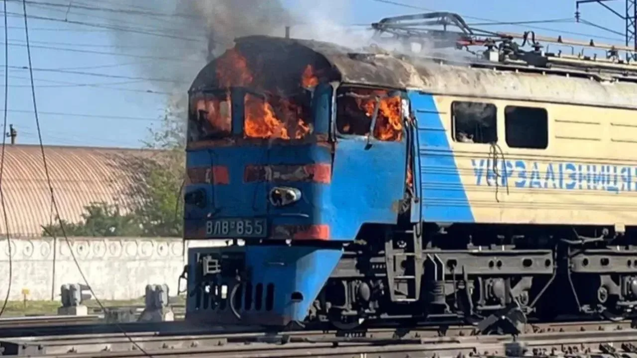 Российские атаки на железную дорогу оставили Украину без резервных локомотивов.