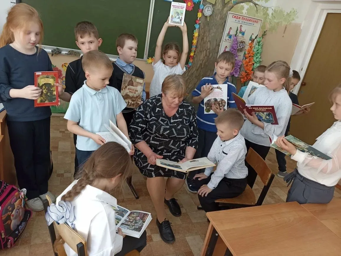 8 мая для учащихся 1 класса  Пестяковской  школы библиотекарь  детского абонемента Пест...