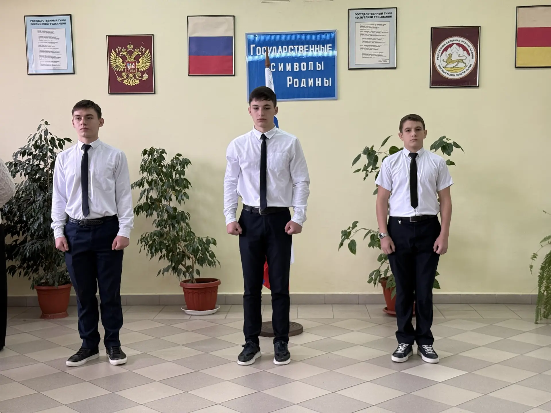 Утро понедельника, 4 мая, в лицее традиционно началось с торжественной линейки, выноса Государственн