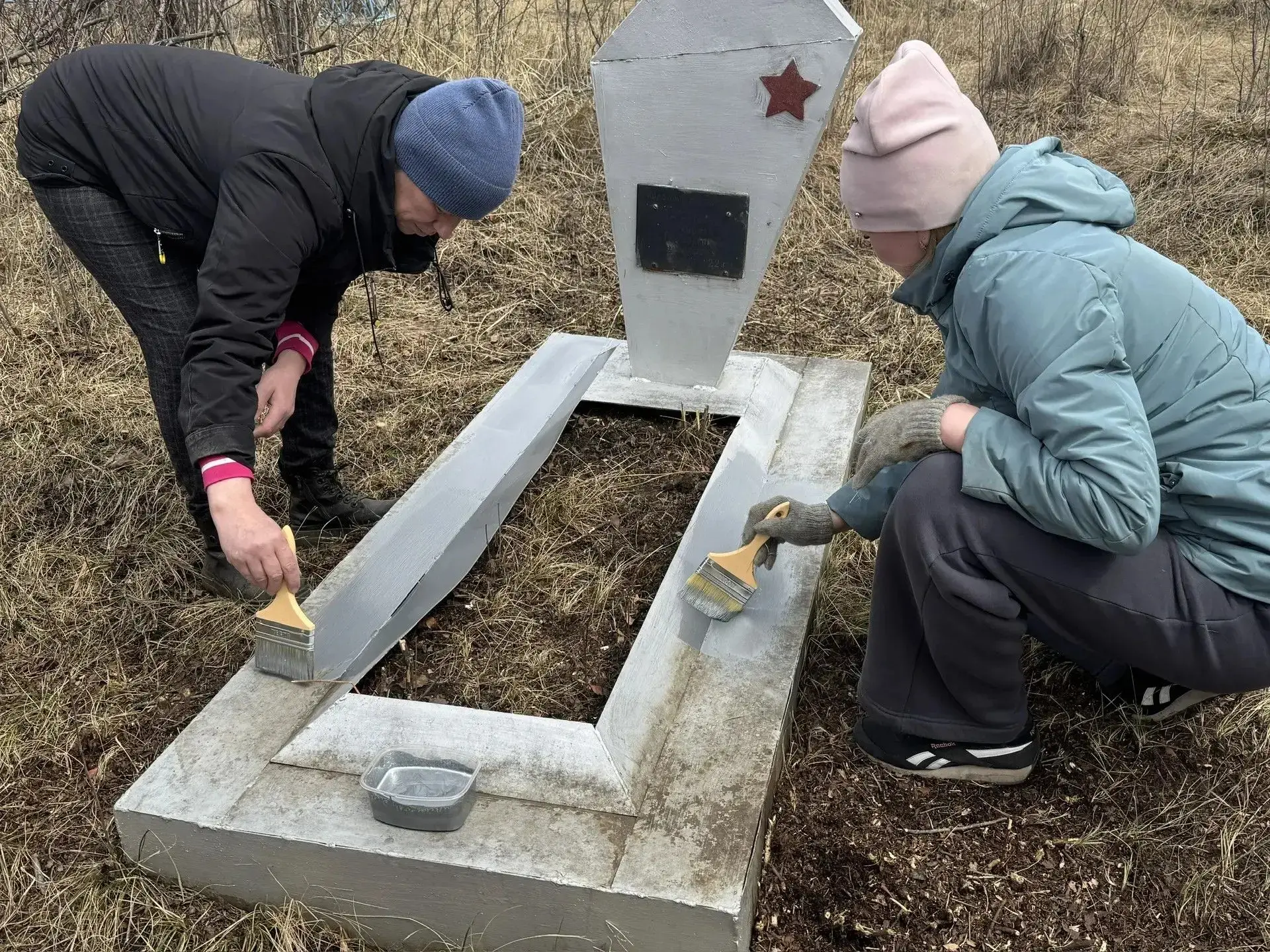 Сегодня рядовые Юнармейского отряда "Патриот", советник директора по воспитанию, депута...