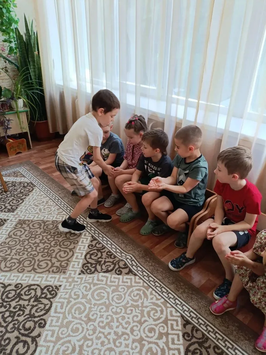 В старшей логопедической группе 7 прошел праздник День дружбы и единения славян. Дети познакомились 