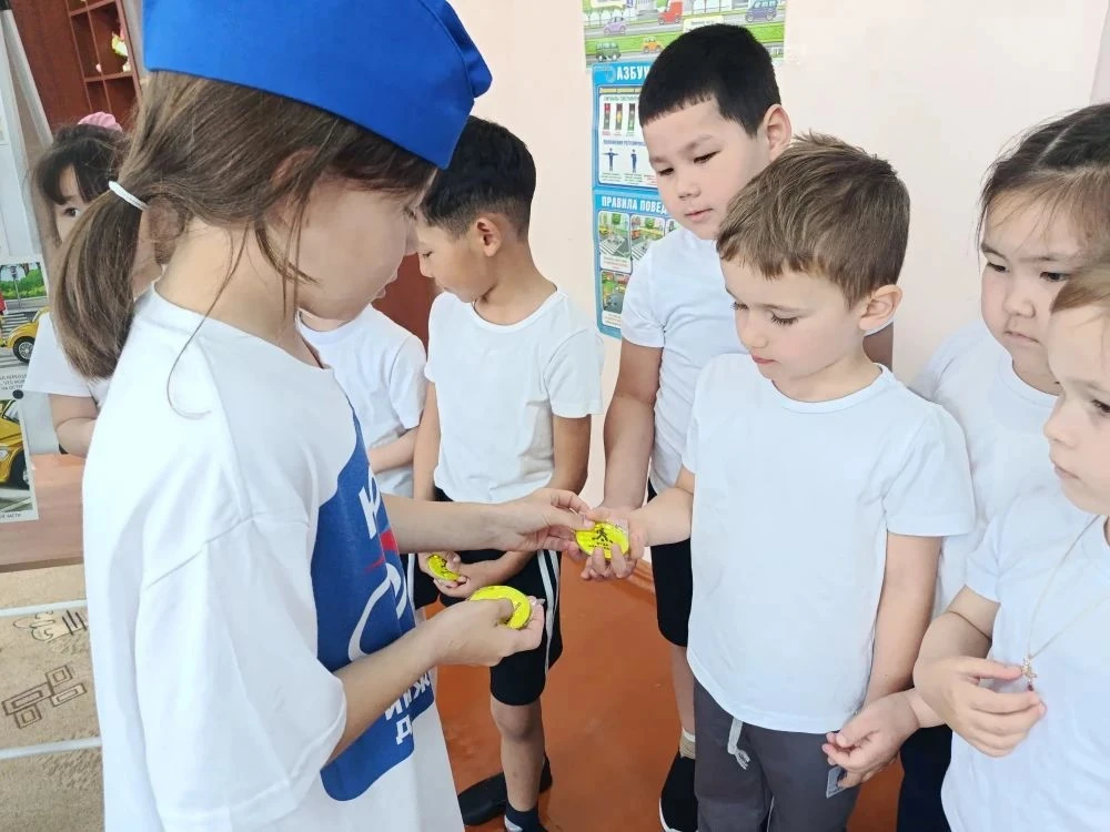 🚦В рамках профилактической работы по повышению культуры безопасного поведения на дорогах юные инспек