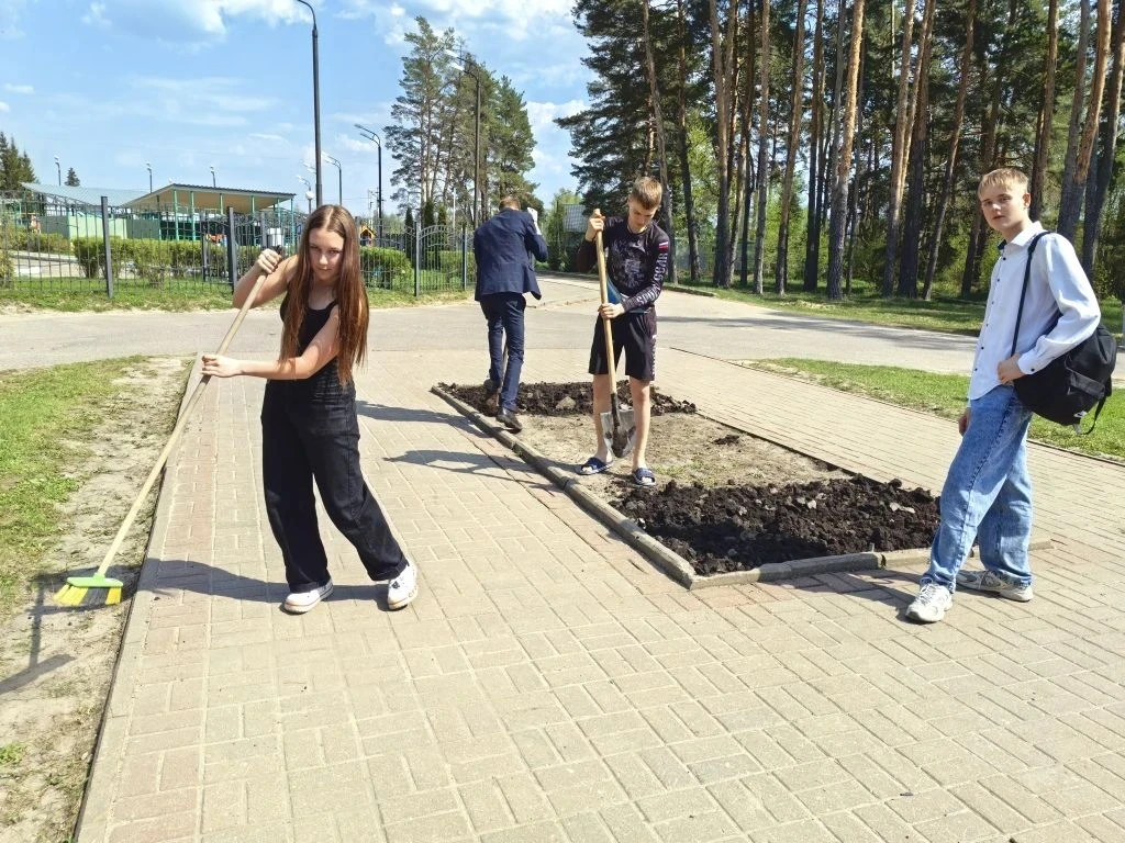 Добрый труд.   Трудиться - важно и нужно. Учёными доказано, что добрый труд полезен.  Старшеклассник