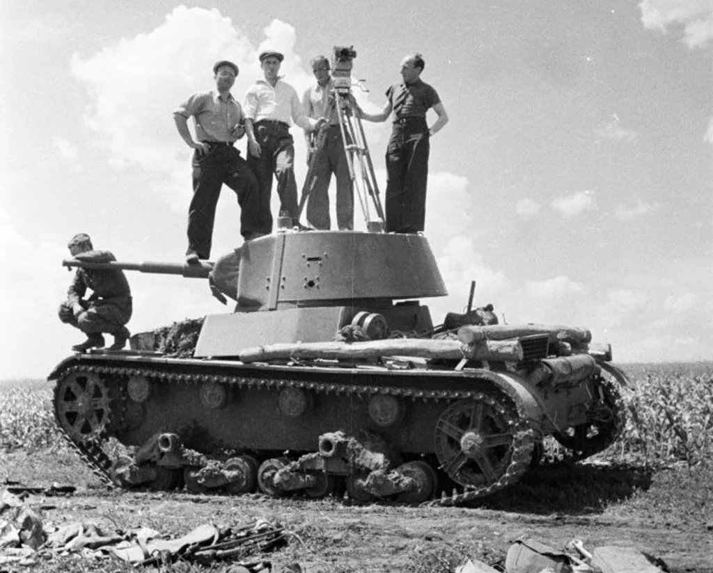Для советского танкостроения Т-26 оказался машиной этапной. Производная Vickers Mk.E, которая изнача