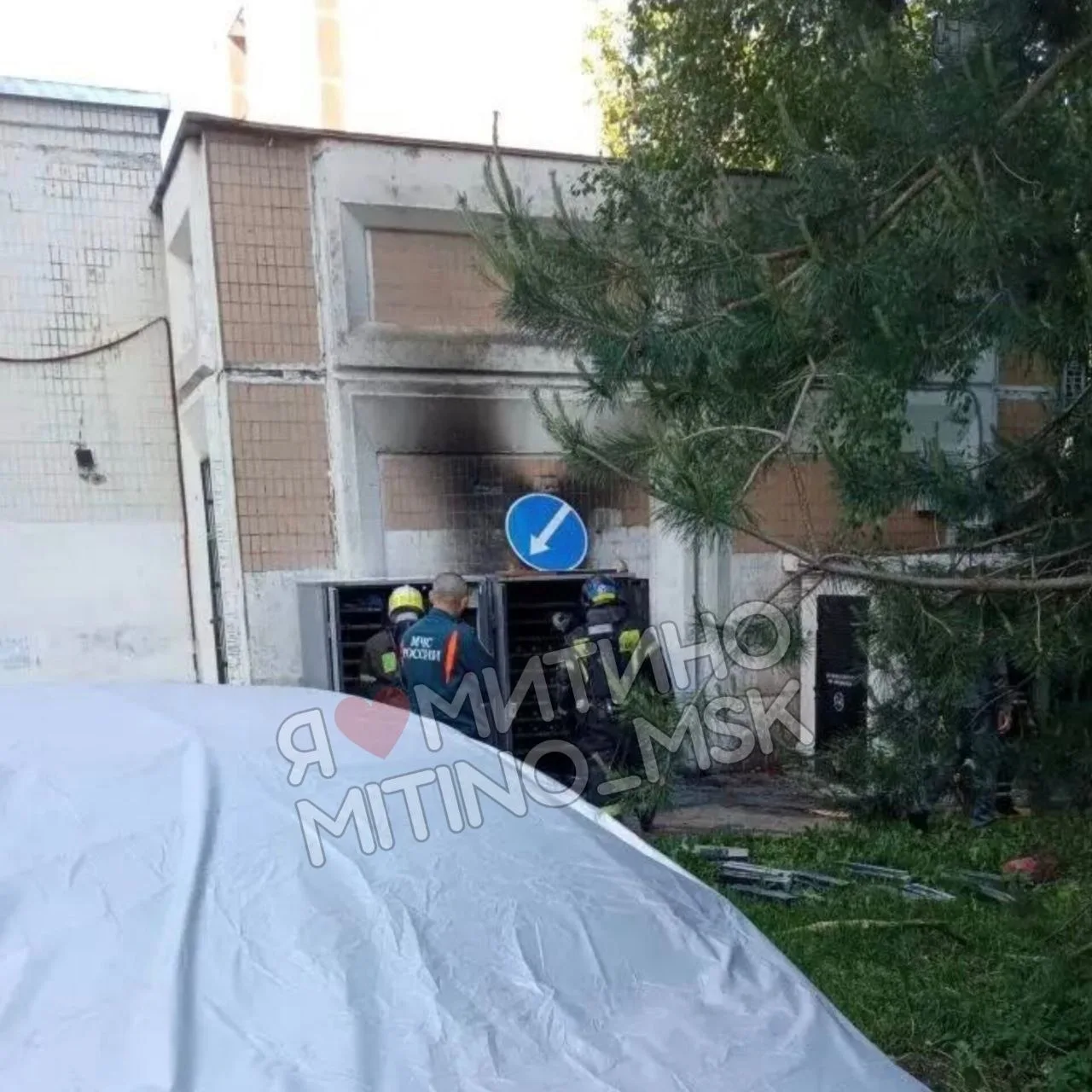 НАМ ПИШУТ 🔥Загорелся ящик с аккумуляторами для электросамокатов около "Тануки"  🧑‍🚒Все оперативно по