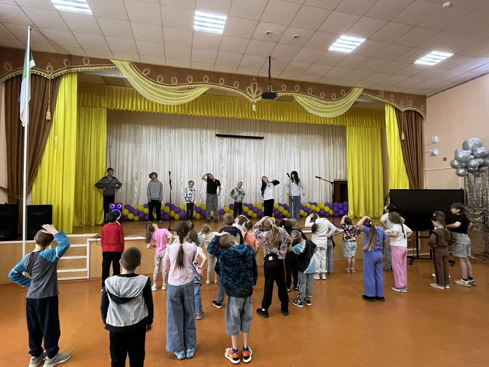 7‑й день в пришкольном лагере «Время Первых»

День начался с торжественного исполнения гимнов Россий