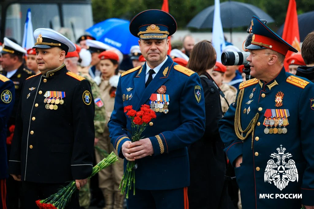 У Вечного огня — в знак памяти и благодарности  На Корабельной Набережной у Вечного огня мемориала «