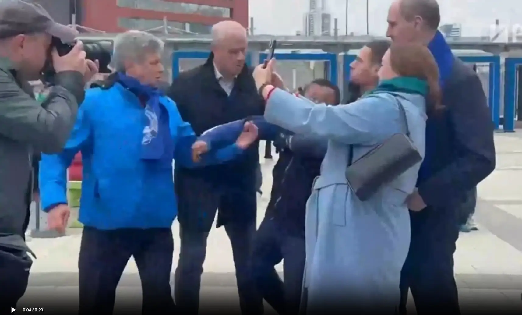 В Екатеринбурге задержали мужчину, подбежавшего к губернатору  В ходе праздничного мероприятия в Ека