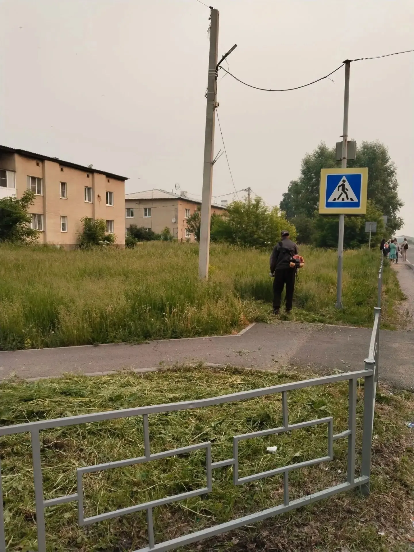 Продолжаем борьбу с травой. Скашиваем траву на общественной территории в п.ст.Юрга 2-я.
#Юргинскийму