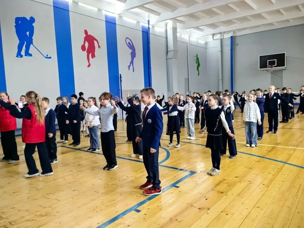Сегодня зарядились позитивом и энергией — самые маленькие спортсмены из 1‑го класса провели утреннюю