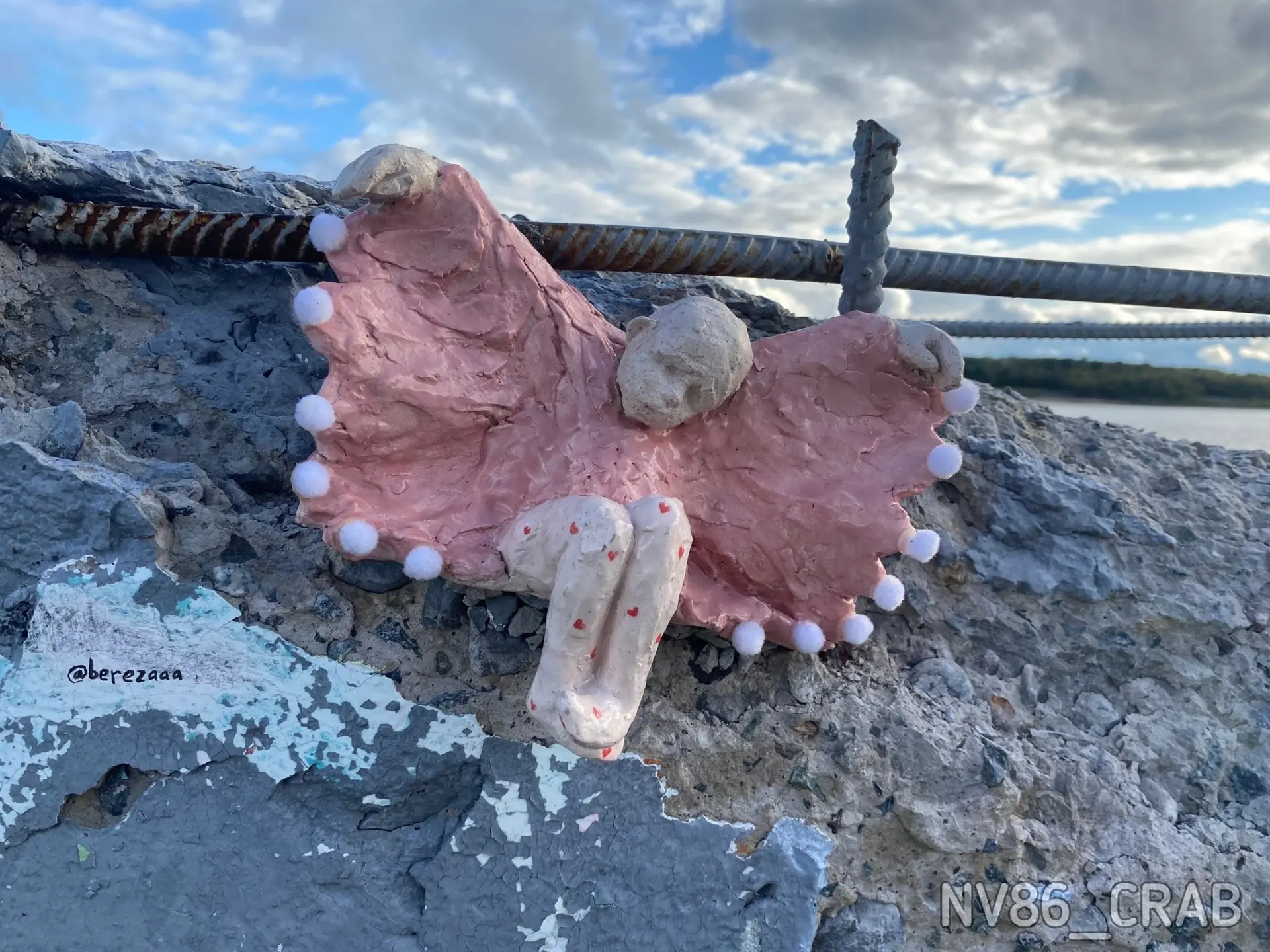🪽В Нижневартовске керамическим ангелом заделали дыру в ограждении на набережной